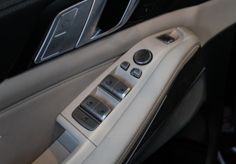 Подержанный автомобиль BMW X7 2020 года (23 фото)