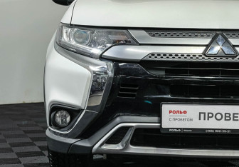 Подержанный автомобиль Mitsubishi Outlander 2019 года (15 фото)