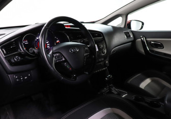 Подержанный автомобиль Kia Ceed Hatchback 2016 года (13 фото)