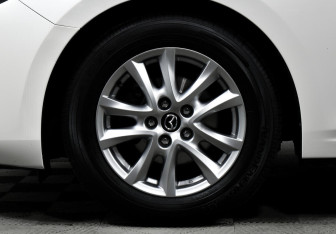 Подержанный автомобиль Mazda 3 Hatchback 2016 года (8 фото)