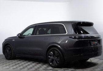 Подержанный автомобиль LiXiang L9 2023 года (4 фото)