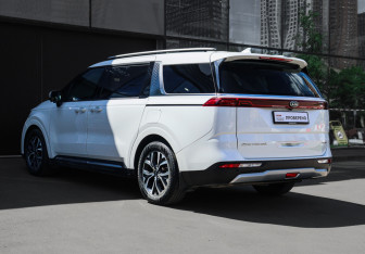 Подержанный автомобиль Kia Carnival 2021 года (6 фото)