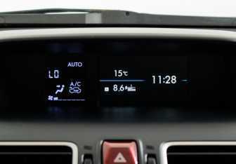 Подержанный автомобиль Subaru XV 2015 года (14 фото)