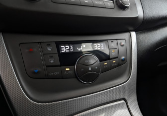 Подержанный автомобиль Nissan Tiida Hatchback 2015 года (21 фото)