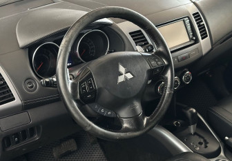 Подержанный автомобиль Mitsubishi Outlander 2012 года (12 фото)