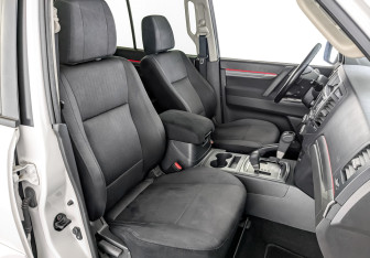 Подержанный автомобиль Mitsubishi Pajero 2014 года (23 фото)