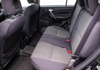 Подержанный автомобиль Toyota RAV4 2005 года (11 фото)