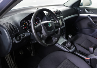 Подержанный автомобиль Skoda Octavia Wagon 2012 года (14 фото)