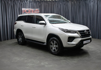 Подержанный автомобиль Toyota Fortuner 2021 года (3 фото)