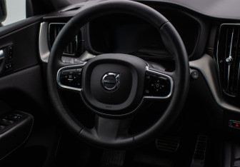 Подержанный автомобиль Volvo XC60 2020 года (15 фото)