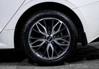 Подержанный автомобиль Kia K5 2021 года (15 фото)