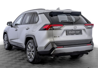 Подержанный автомобиль Toyota RAV4 2021 года (7 фото)