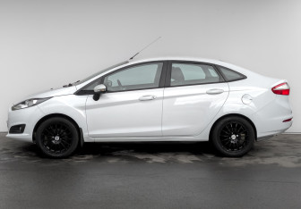 Подержанный автомобиль Ford Fiesta Sedan 2015 года (8 фото)