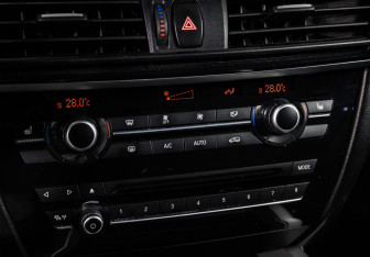 Подержанный автомобиль BMW X5 2015 года (19 фото)