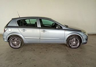 Подержанный автомобиль Opel Astra Hatchback 2009 года (7 фото)