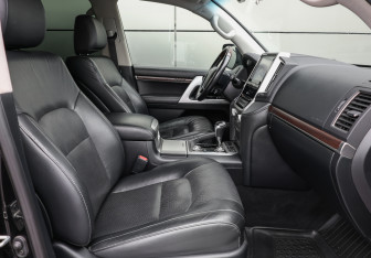 Подержанный автомобиль Toyota Land Cruiser Suv 2018 года (10 фото)