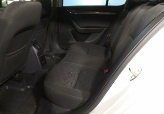 Подержанный автомобиль Skoda Octavia Liftback 2019 года (16 фото)