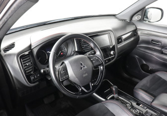 Подержанный автомобиль Mitsubishi Outlander 2021 года (7 фото)