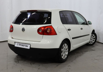 Подержанный автомобиль Volkswagen Golf Hatchback 2004 года (4 фото)