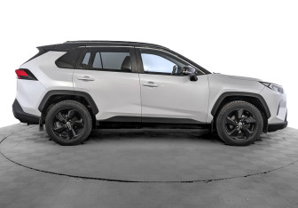 Подержанный автомобиль Toyota RAV4 2021 года (4 фото)