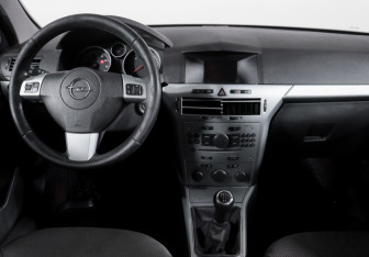 Подержанный автомобиль Opel Astra Sedan 2012 года (12 фото)