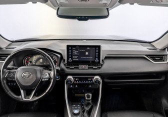 Подержанный автомобиль Toyota RAV4 2021 года (14 фото)