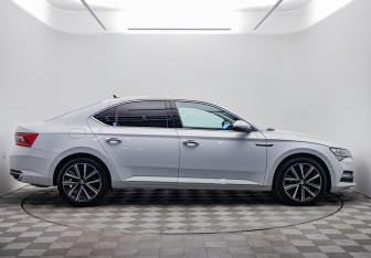 Подержанный автомобиль Skoda Superb Liftback 2024 года (6 фото)
