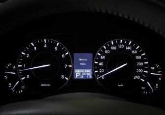 Подержанный автомобиль Nissan Patrol 2012 года (15 фото)