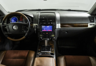 Подержанный автомобиль Volkswagen Touareg 2007 года (11 фото)