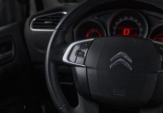 Подержанный автомобиль Citroen C4 Hatchback 2011 года (15 фото)