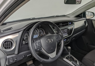 Подержанный автомобиль Toyota Auris Hatchback 2013 года (15 фото)