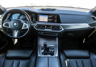 Подержанный автомобиль BMW X5 2022 года (14 фото)