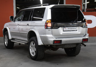 Подержанный автомобиль Mitsubishi Pajero Sport 2003 года (7 фото)