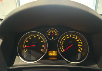 Подержанный автомобиль Opel Astra Sedan 2012 года (14 фото)