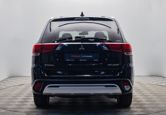 Подержанный автомобиль Mitsubishi Outlander 2019 года (4 фото)