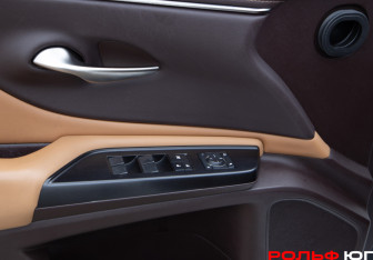 Подержанный автомобиль Lexus ES 2019 года (16 фото)