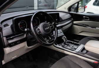 Подержанный автомобиль Kia Carnival 2021 года (12 фото)