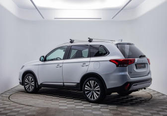 Подержанный автомобиль Mitsubishi Outlander 2021 года (7 фото)