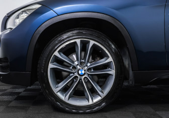 Подержанный автомобиль BMW X1 2012 года (22 фото)