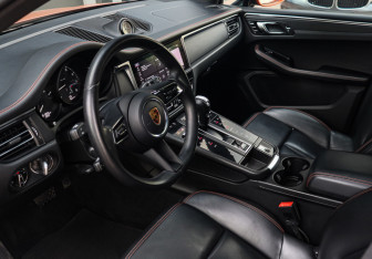 Подержанный автомобиль Porsche Macan 2022 года (17 фото)