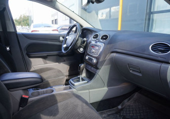 Подержанный автомобиль Ford Focus Hatchback 2007 года (10 фото)