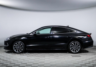 Подержанный автомобиль Hyundai Sonata 2022 года (8 фото)