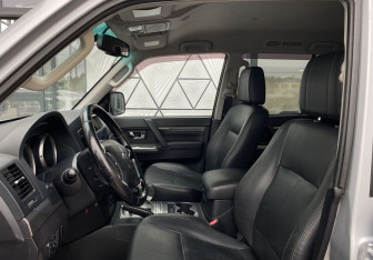 Подержанный автомобиль Mitsubishi Pajero 2011 года (20 фото)