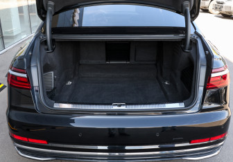 Подержанный автомобиль Audi A8 2022 года (9 фото)