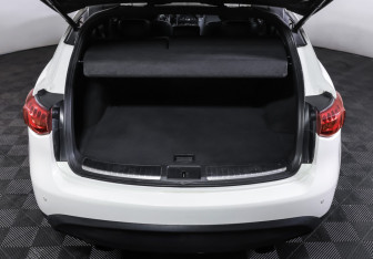 Подержанный автомобиль Infiniti QX70 2015 года (10 фото)