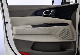 Подержанный автомобиль Kia Carnival 2021 года (19 фото)