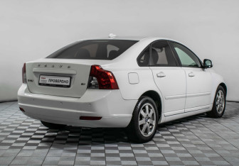 Подержанный автомобиль Volvo S40 2011 года (5 фото)