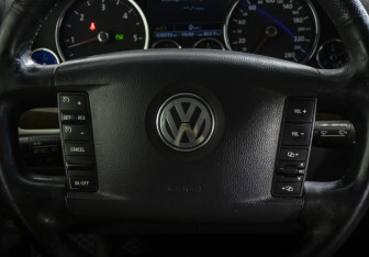 Подержанный автомобиль Volkswagen Touareg 2008 года (11 фото)