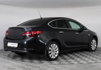Подержанный автомобиль Opel Astra Sedan 2012 года (3 фото)