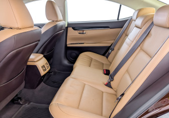 Подержанный автомобиль Lexus ES 2015 года (13 фото)